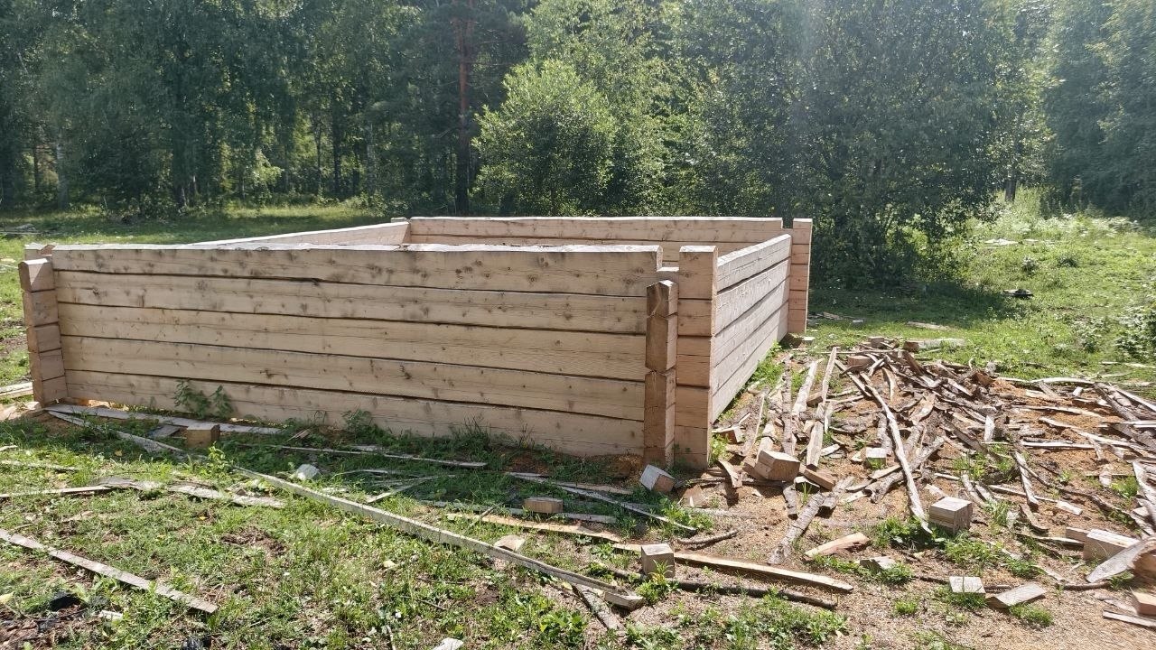 Сруб бани из лафета на лесном участке