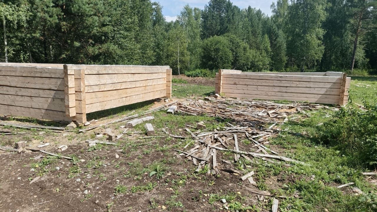 Два сруба из пихтового лафета в работе на одном участке