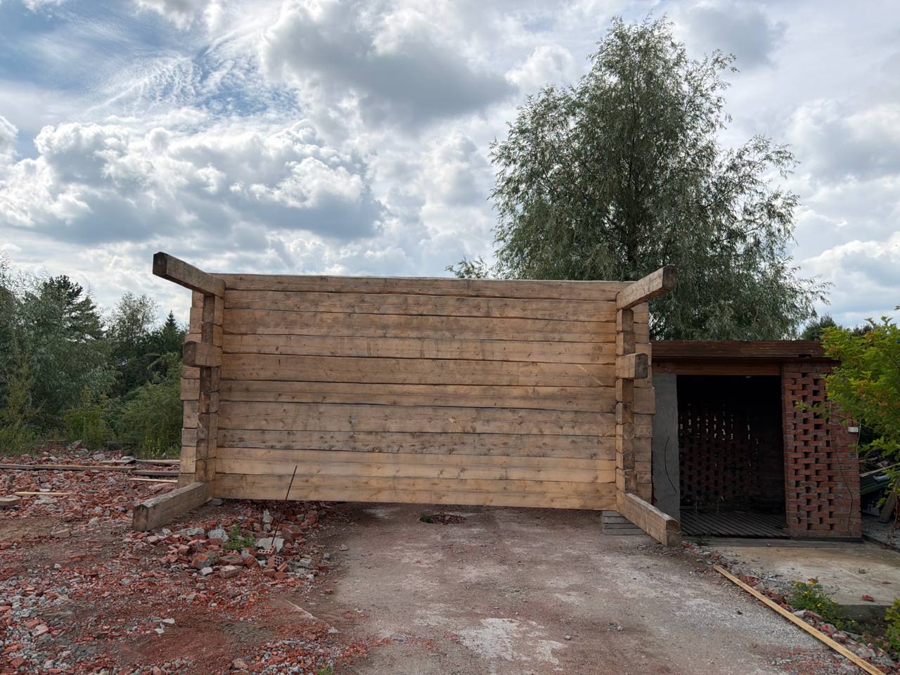 Баня из пихтового лафета 5,5 × 4 м с выпуском под террасу 1,8 м, общий размер 5,5 × 5,8 м